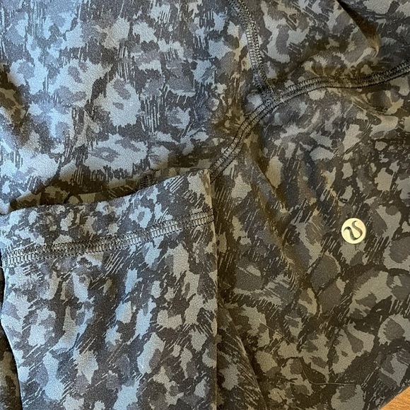 Lululemon athletica leggings size 4 women’s in black dark grey mix - Picture 3 of 4